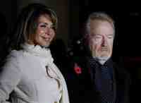 Ridley Scott junto a su pareja la actriz Giannina Facio